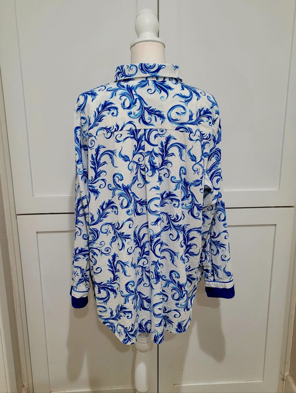 Investments Women Blue & White Scroll Print Linen Blend Button-Up Blouse | 2XL - Picture 3 of 7
